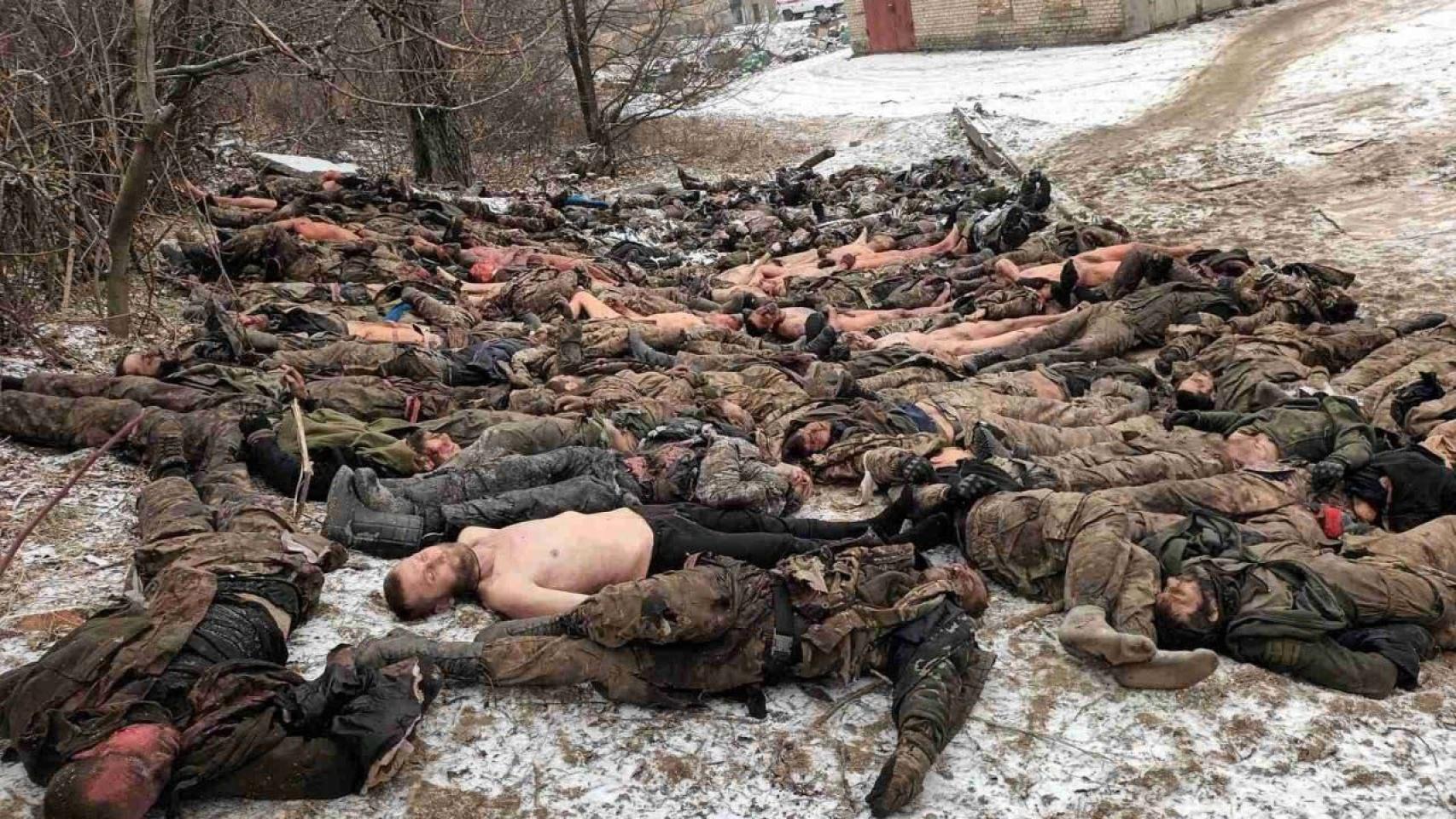 Cuerpos del batallón Wagner muertos en el campo de batalla.