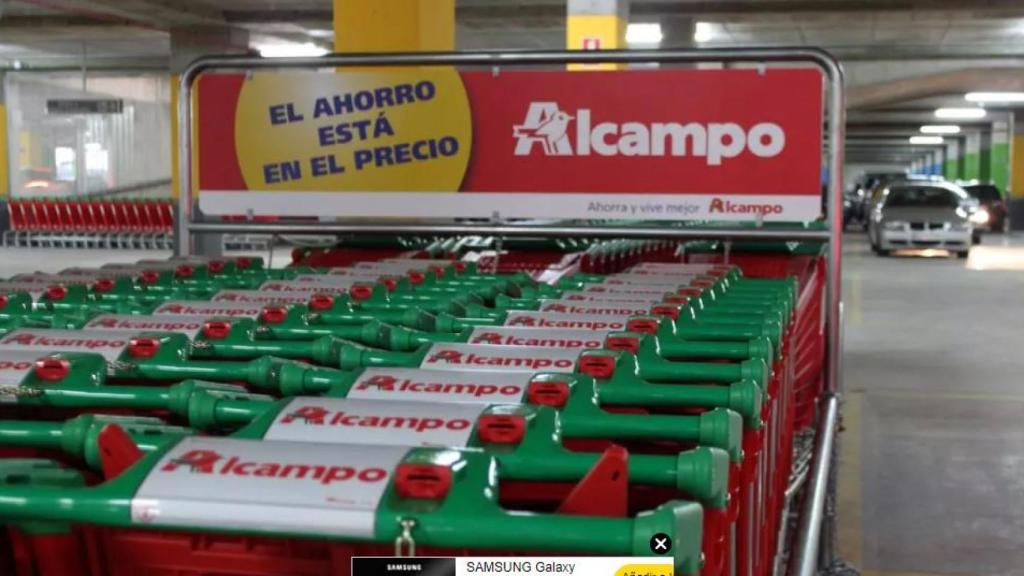 Carros de un supermercado Alcampo.