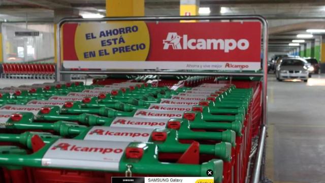 Carros de un supermercado Alcampo.
