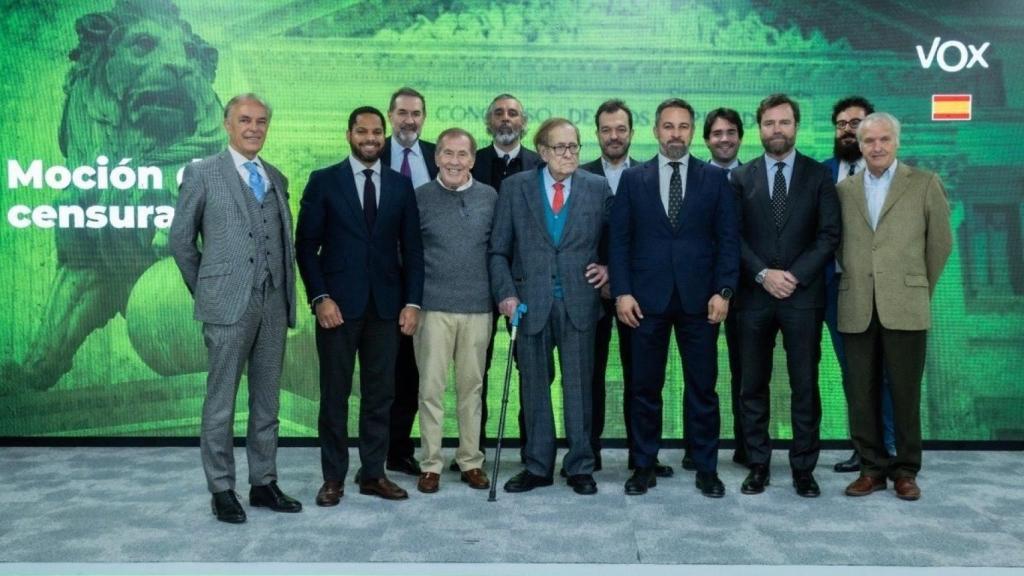 El economista Ramón Tamames y el escritor Fernando Sánchez Dragó, con la dirección nacional de Vox.