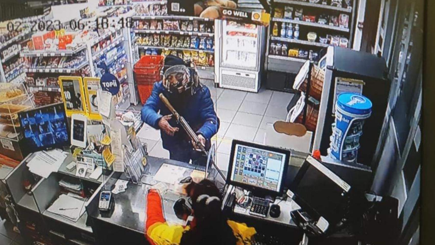 Imágenes de las cámaras de seguridad de la gasolinera.