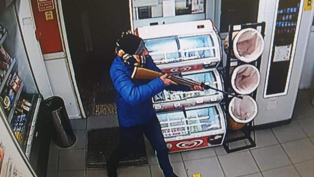 El hombre entrando armado en el establecimiento.