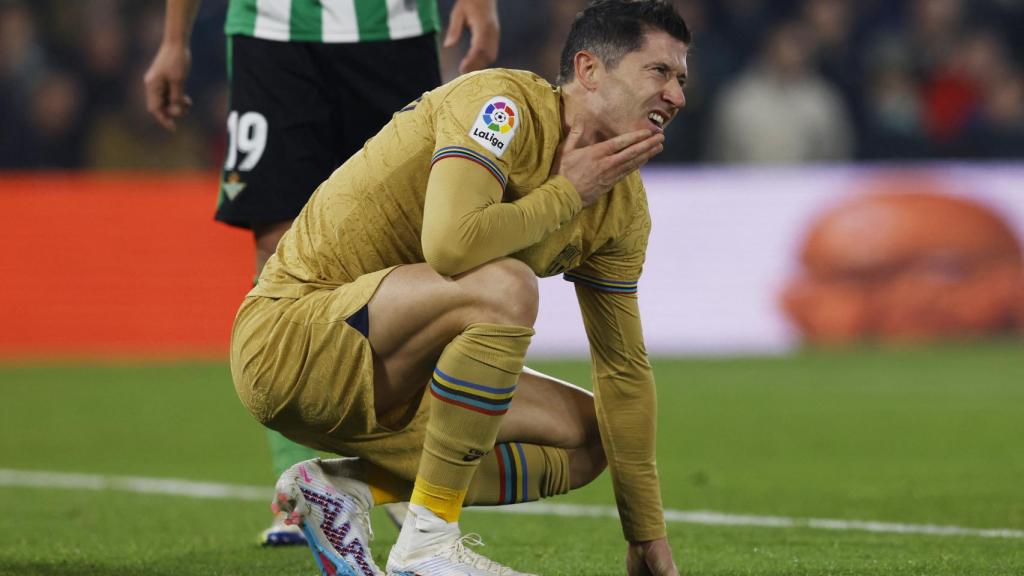 Lewandowski se duele en el suelo.