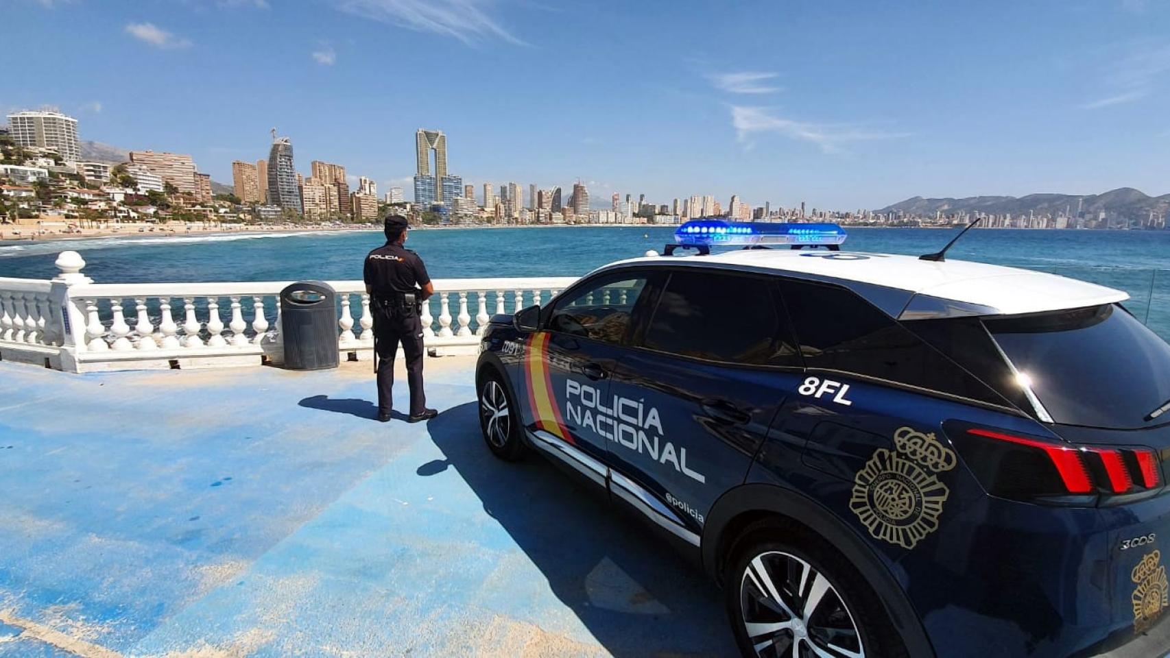 Un agente de la Policía Nacional de Benidorm en una imagen de archivo.