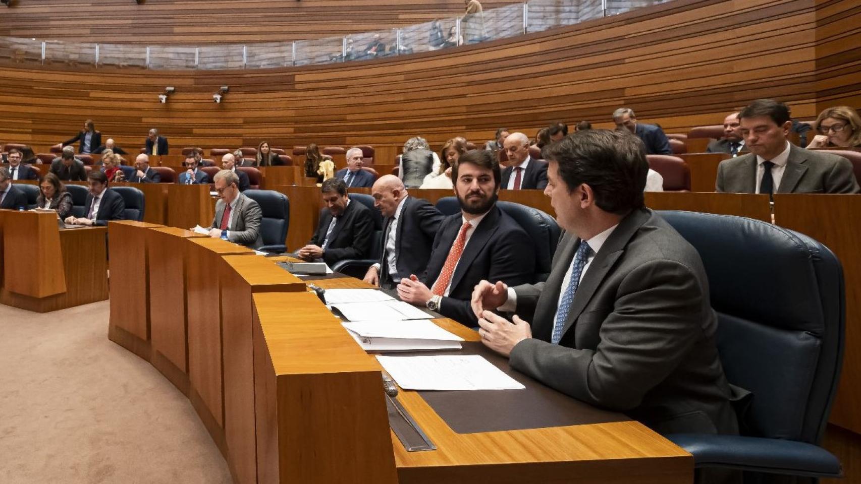 El vicepresidente de la Junta, Juan García-Gallardo, y el presidente, Alfonso Fernández Mañueco, durante el pleno de esta semana.