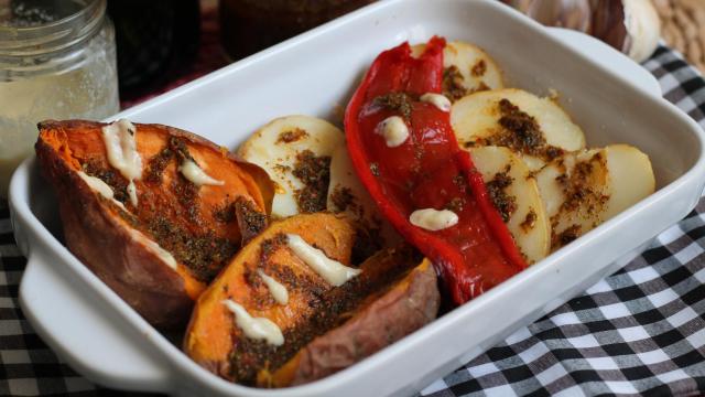 Boniatos asados con chimichurri y alioli de ajo asado, una receta para lucirte con la freidora de aire