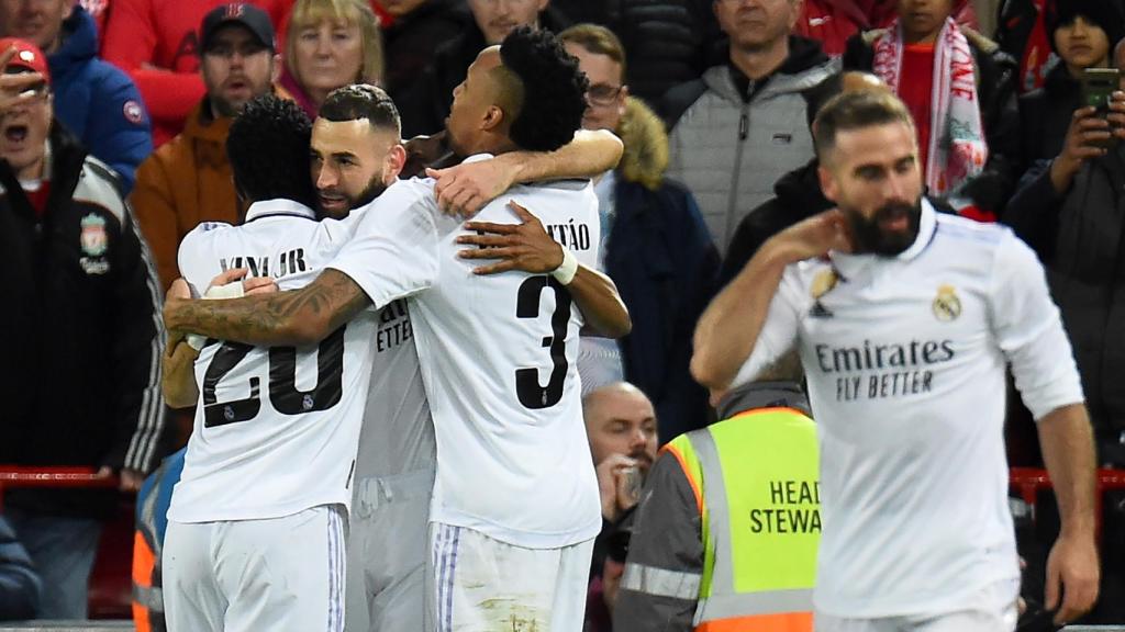 Celebración de Vinicius y Benzema, con Rodrygo.