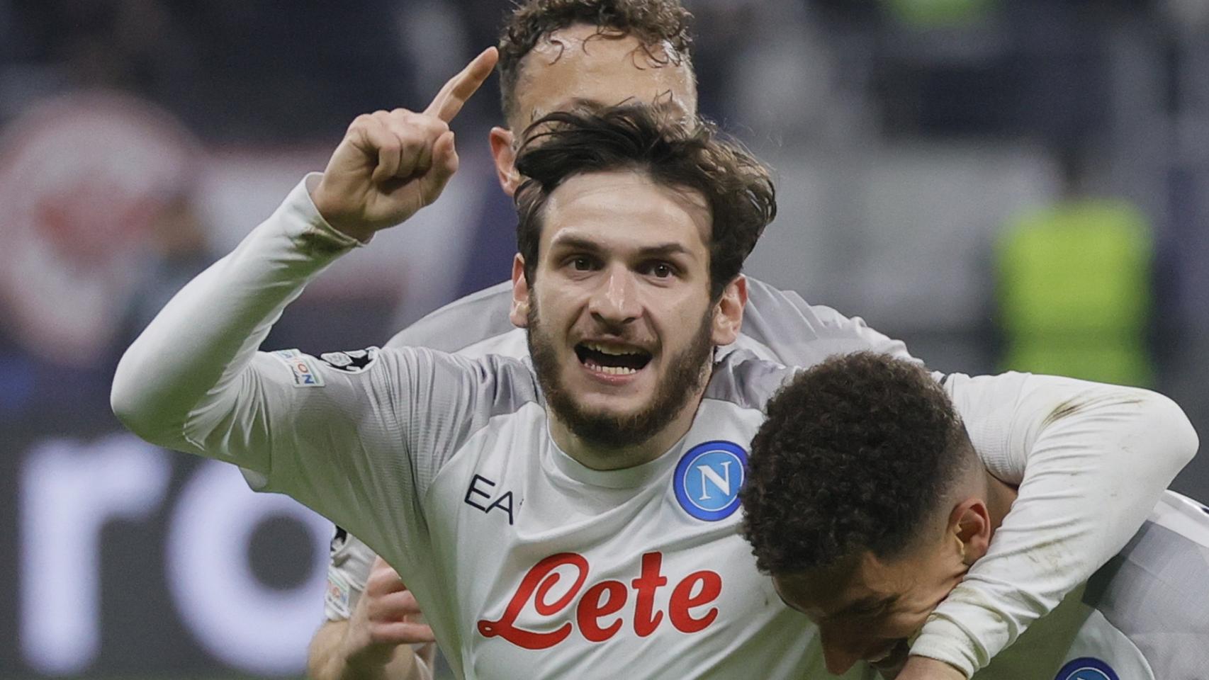 Khvicha Kvaratskhelia celebra un gol con el Nápoles en Champions League