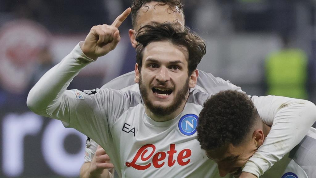 Khvicha Kvaratskhelia celebra un gol con el Nápoles en Champions League