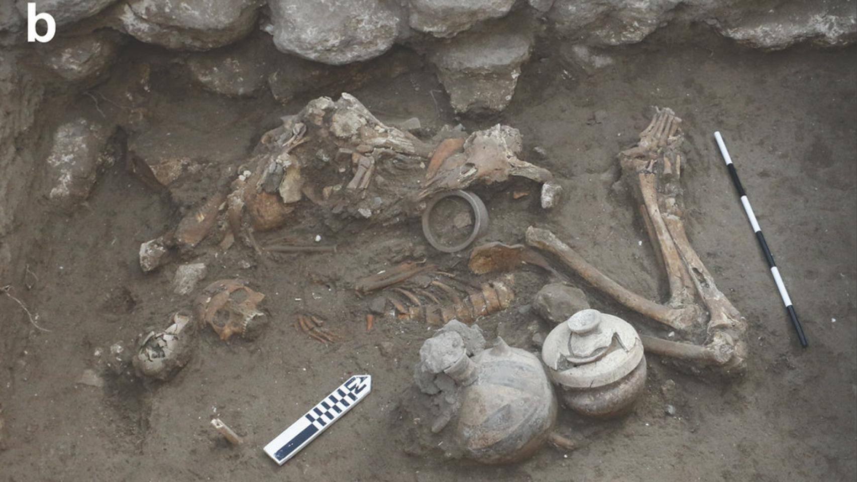 Contexto arqueológico de la tumba de los dos hermanos. Foto: Kalisher et al.