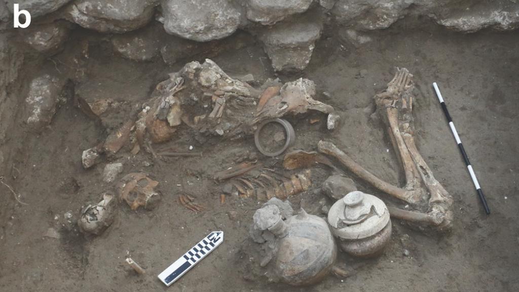 Contexto arqueológico de la tumba de los dos hermanos. Foto: Kalisher et al.