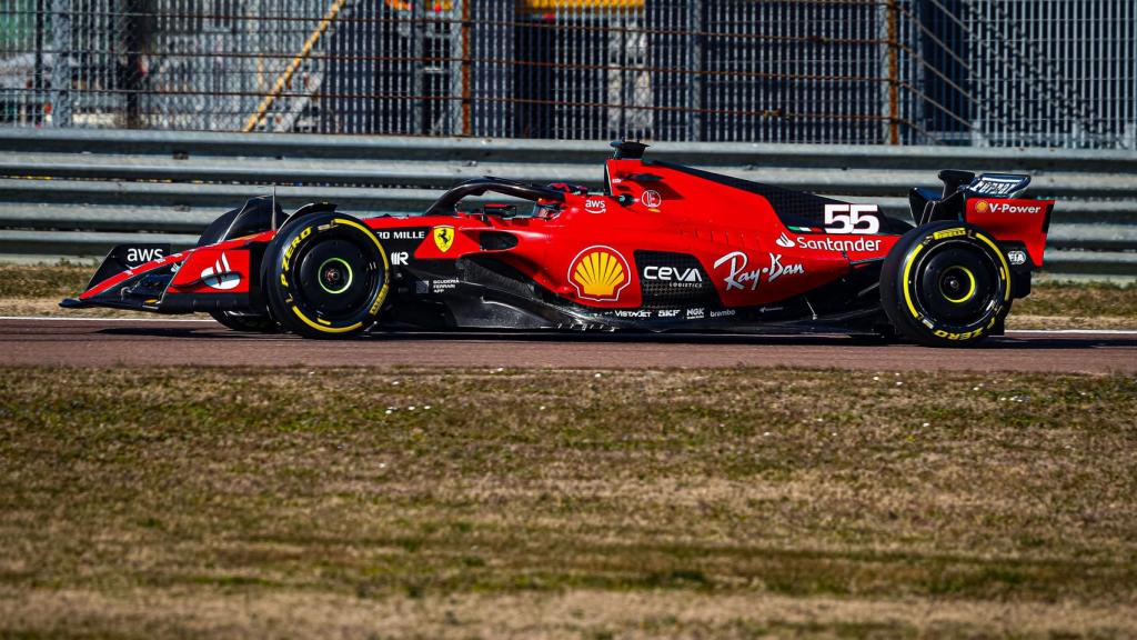 Carlos Sainz Jr., con el Ferrari SF-23 antes del Mundial de la F1 2023