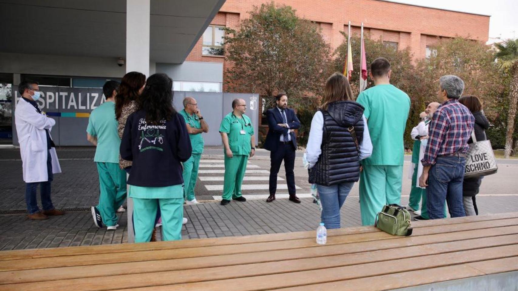 Paco Núñez junto a sanitarios del Hospital de Hellín (Albacete). Foto: PP CLM.