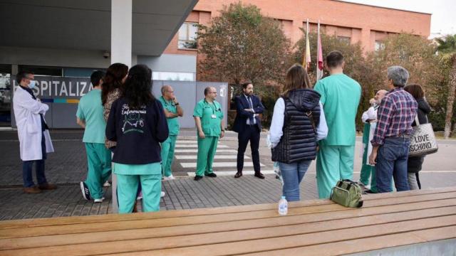 Paco Núñez junto a sanitarios del Hospital de Hellín (Albacete). Foto: PP CLM.