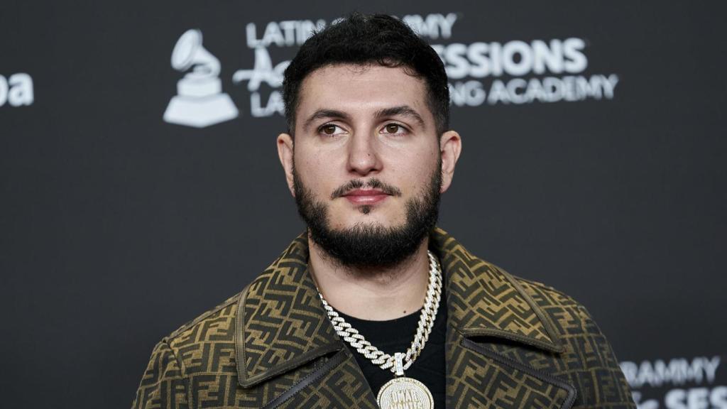 El cantante Omar Montes posa en el photocall del concierto acústico de los Latin Grammy