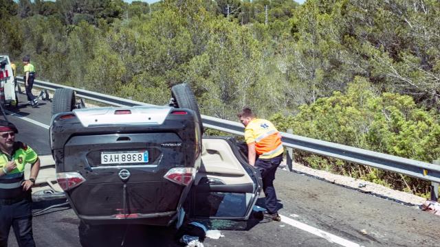 Accidente en la autopista con un policía y un médico buscando víctimas.