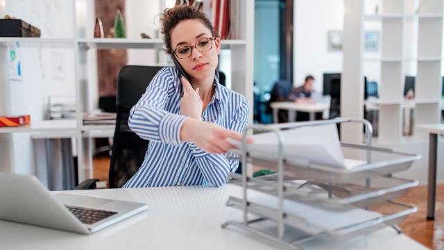 Imagen de archivo de una mujer joven trabajando en una oficina.