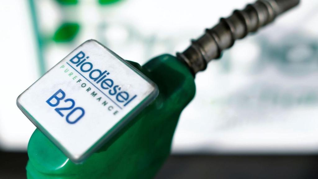 Manguera de una estación de servicio con biodiésel.