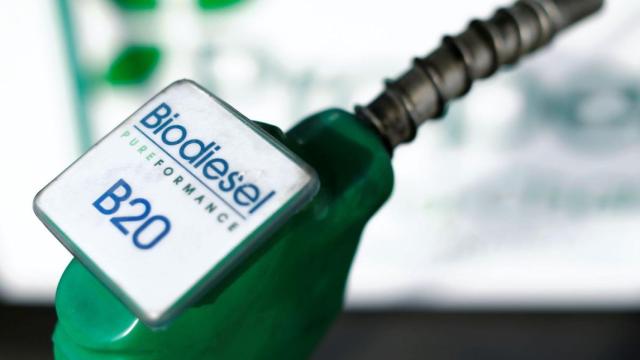 Manguera de una estación de servicio con biodiésel.