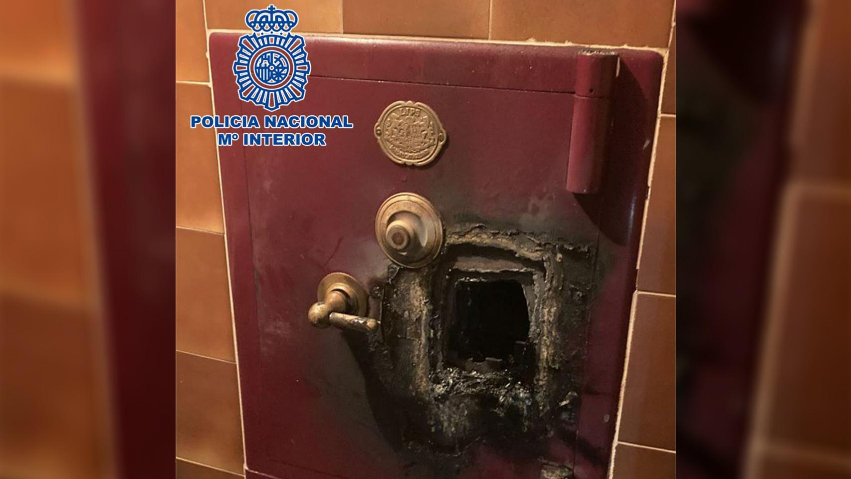 La caja fuerte reventada por los ladrones.