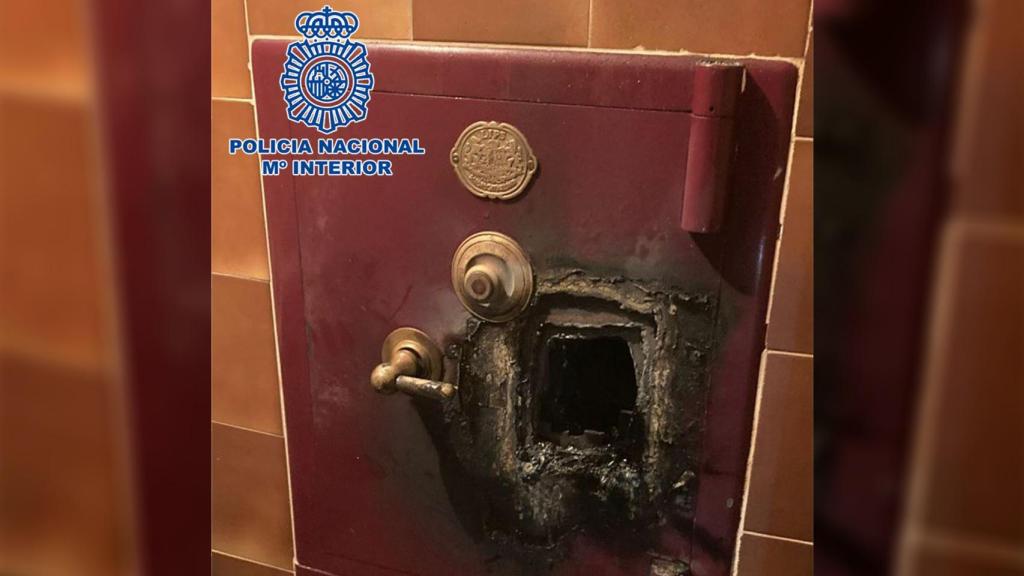 La caja fuerte reventada por los ladrones.