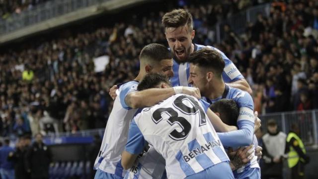 Los jugadores del Málaga CF celebran un gol contra el Zaragoza