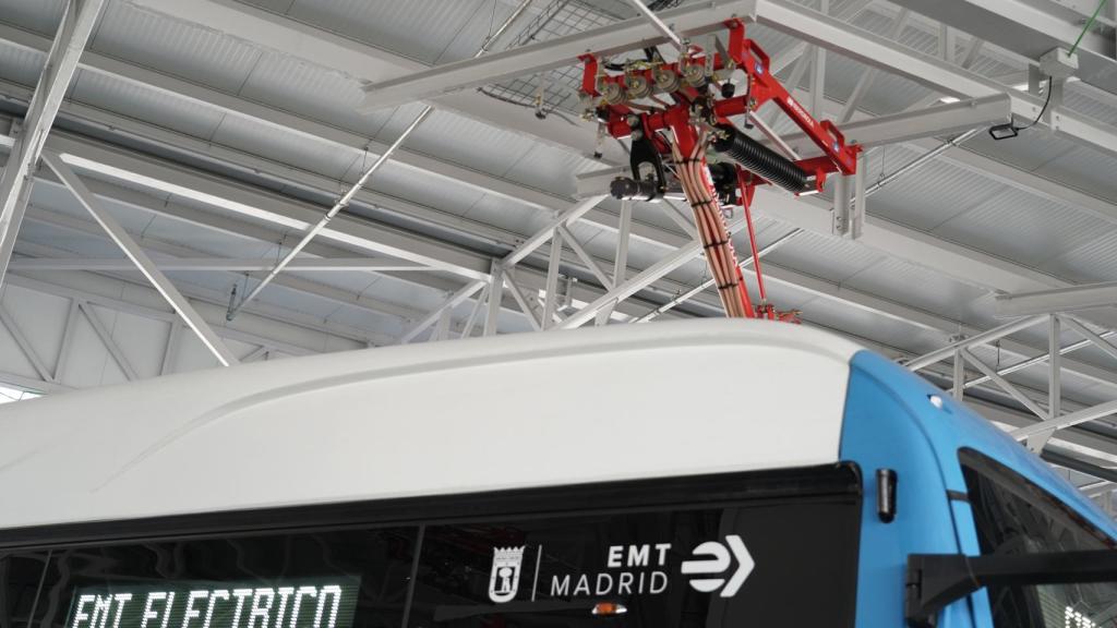 Los autobuses eléctricos cargan mediante el pantógrafo.