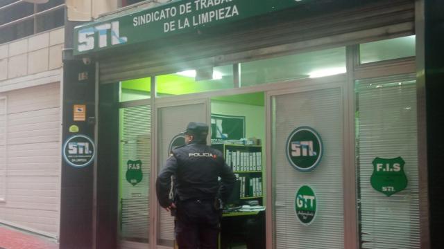 Policía Nacional frente a la sede de STL