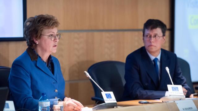 La jefa de la delegación de la comisión de Control Presupuestario del Parlamento Europeo, Monika Hohlmeier (PPE, Alemania), interviene en un acto para evaluar el uso de los fondos de recuperación.