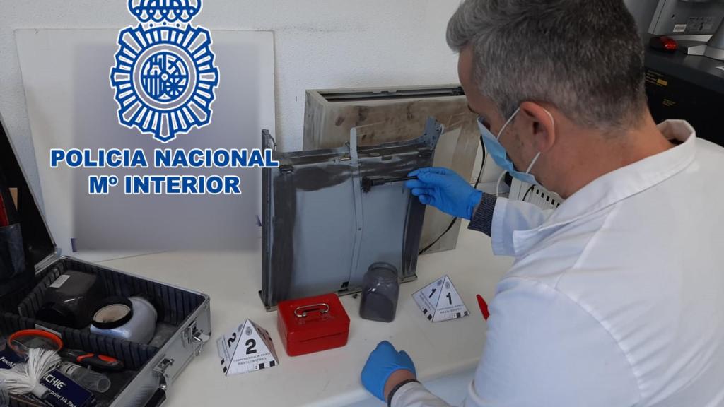 Un agente de la Policía Científica de Elche