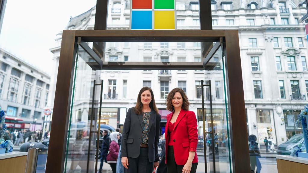 Isabel Díaz Ayuso y Cindy Rose, en la sede de Microsoft en Londres.