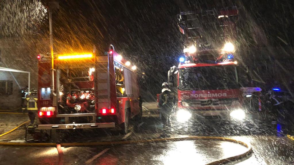 Los Bomberos de León intervienen en el incendio en mitad de la nevada