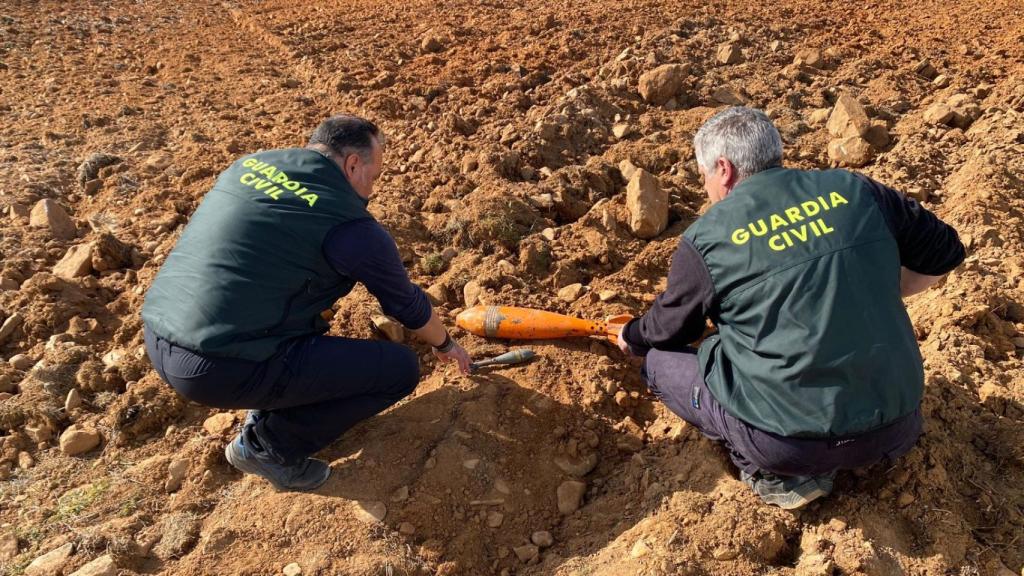 La Guardia Civil detonando dos granadas