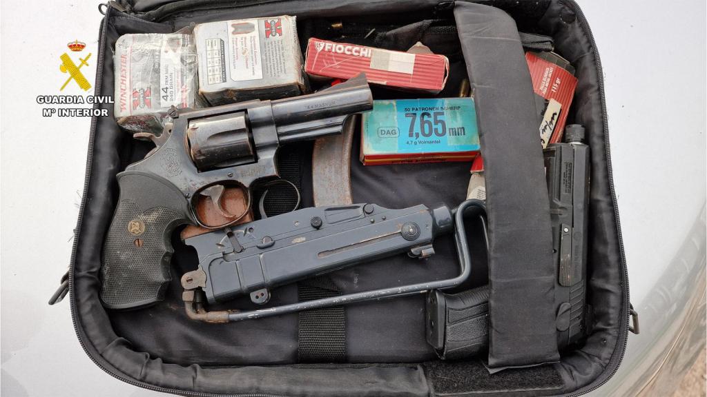 En el registro también se han encontrado armas.