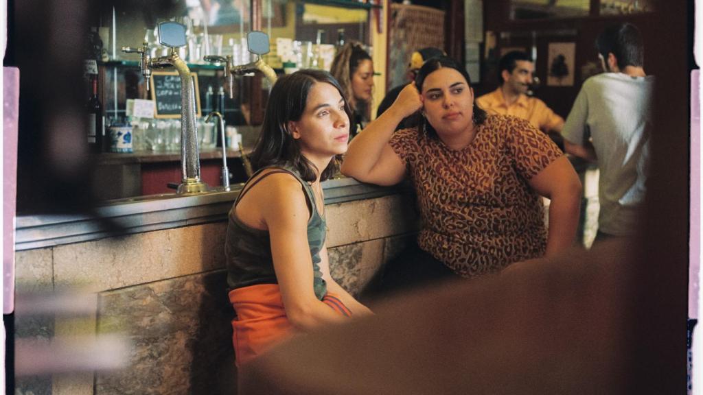 Blanca Martínez junto a Roser Vilajosana en 'Todas las veces que nos enamoramos'.