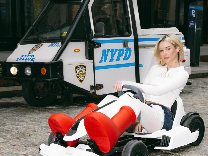 Sarah Snyder en las 'Big Red Boots de MSCHF