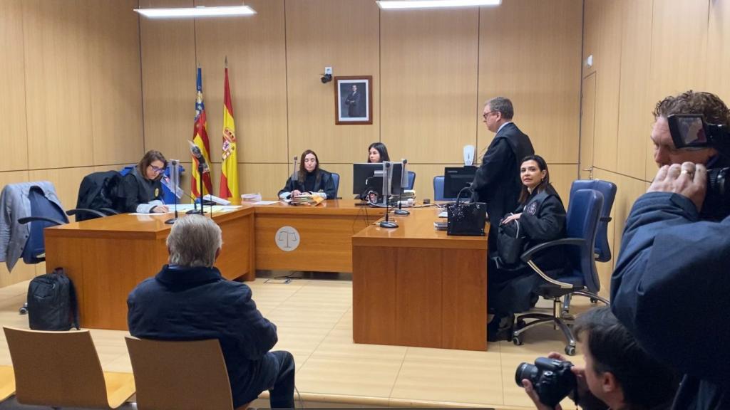 Pedro Cortés, de espaldas, al inicio del juicio.