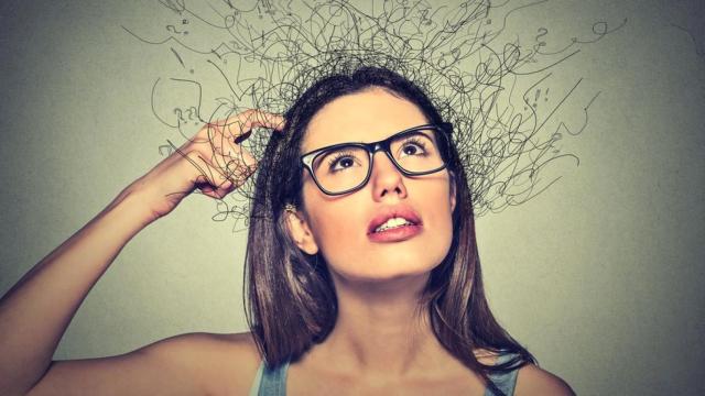 Una joven intentando recordar.