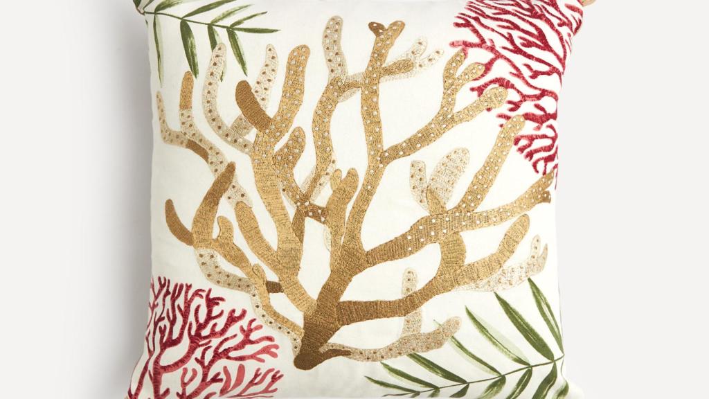 Cojín decorativo Coral Blue El Corte Inglés Home imágenes cedidas cortesía El Corte Inglés