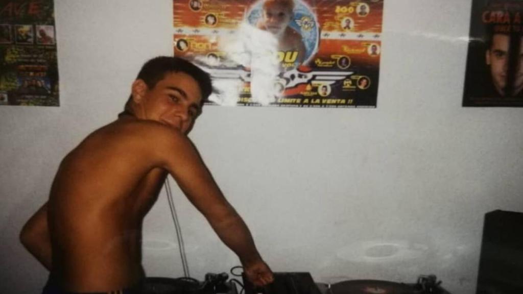 Su primera mesa de mezclas y todavía con pelo...
