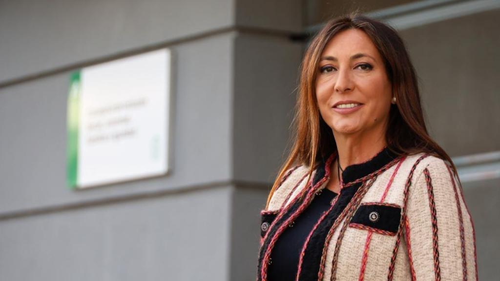 La consejera de Igualdad de la Junta de Andalucía, Loles López, en la puerta de la Consejería.