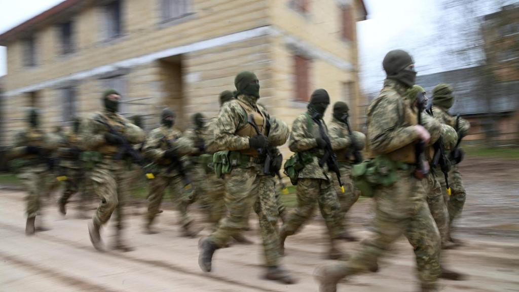 2023-02-23T173323Z_366587763_RC23HZ99AA7V_RTRMADP_3_UKRAINE-CRISIS-BRITAIN-TROOPS