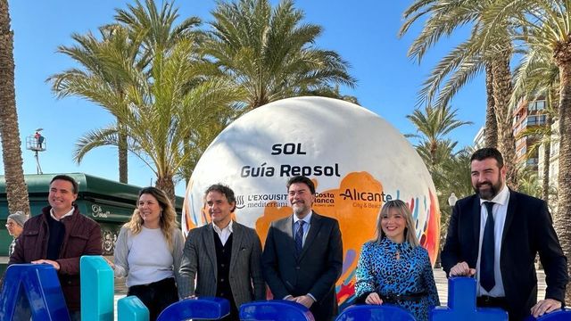Las autoridades de Alicante en la presentación de las actividades por la gala de los Soles Repsol.