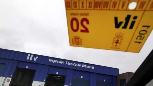 Pegatina de la ITV con un local para pasarla de fondo.