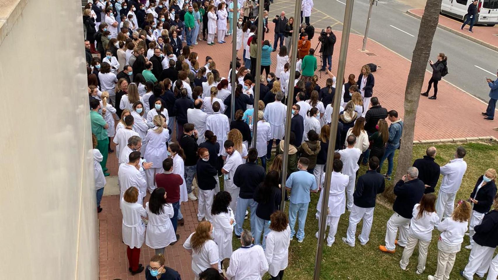 Concentración de sanitarios contra la paralización de su convenio en Torrevieja.