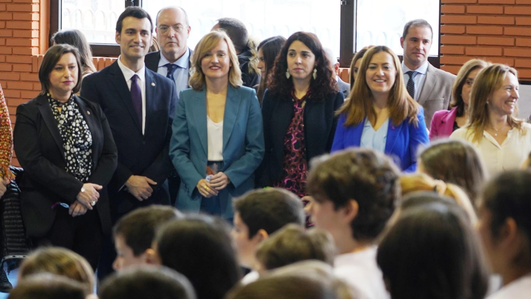 Pilar Alegría en la visita al colegio CRA Campos Góticos, de Medina de Rioseco.