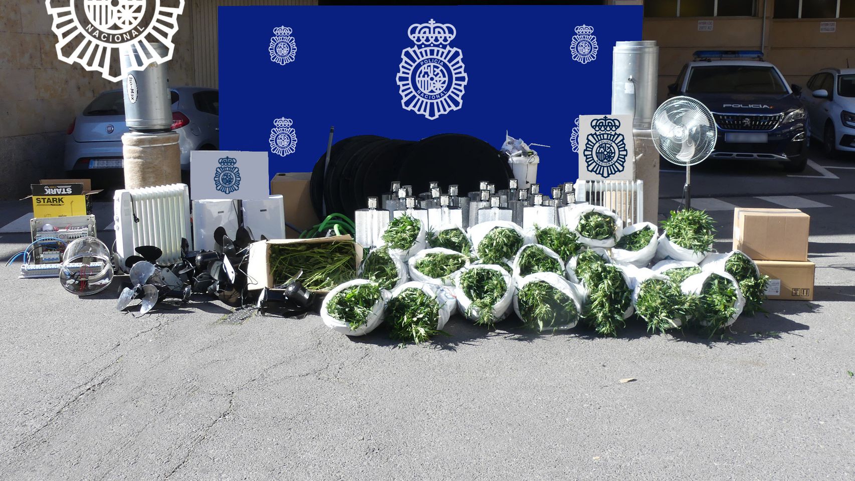 Droga y material incautado por la Policía Nacional en Las Torres