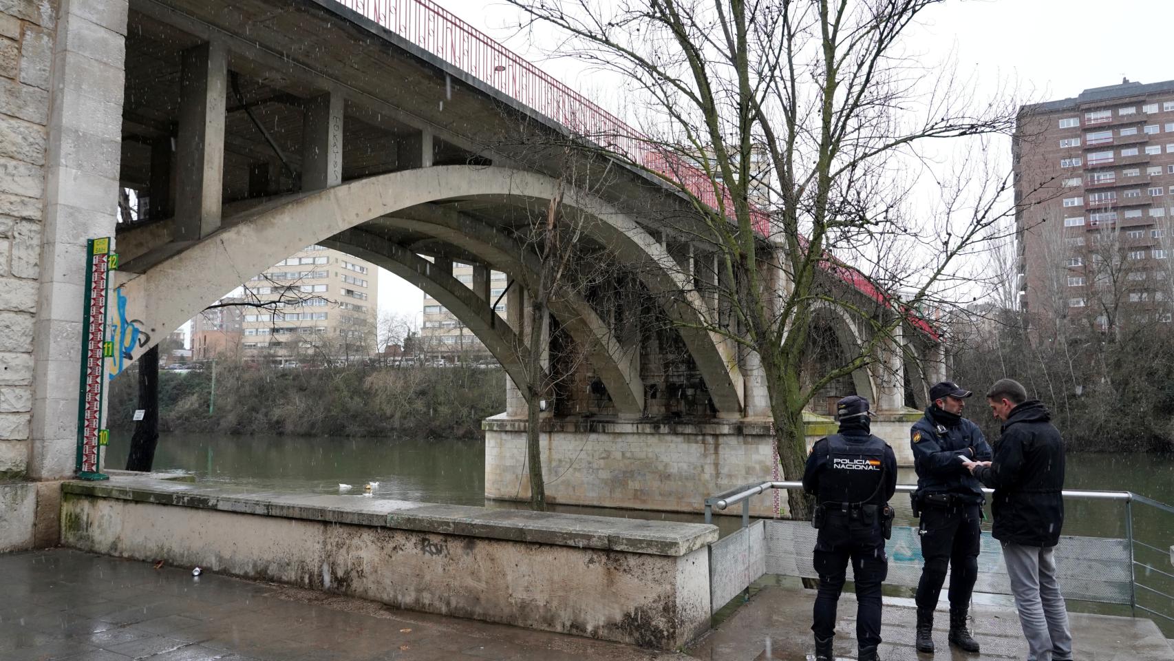 Rescate del cuerpo de un hombre en el río Pisuerga