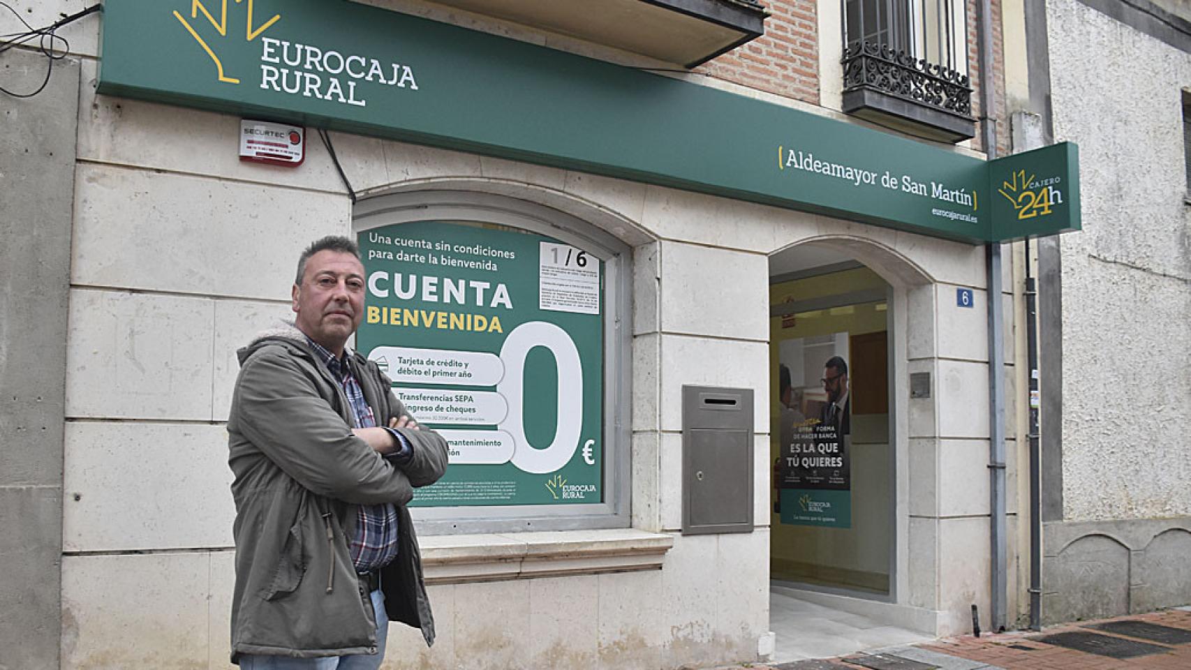 Fernando de la Cal, alcalde de Aldeamayor y la nueva sucursal de Eurocaja Rural