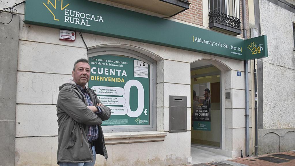 Fernando de la Cal, alcalde de Aldeamayor y la nueva sucursal de Eurocaja Rural